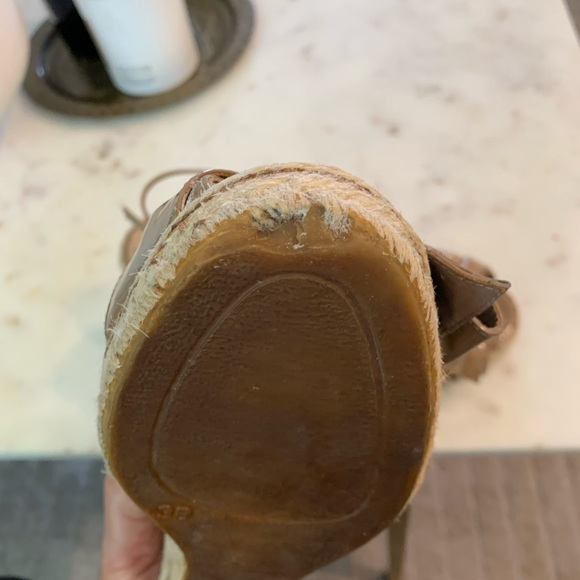 Valentino Garavani patent bow espadrilles open toe sandals. Size 38 (7.5 U.S.) - Picture 7 of 9